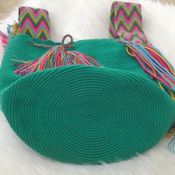 Handmade Wayuu Mochilla Green Bucket Bag - Picture 12 of 13